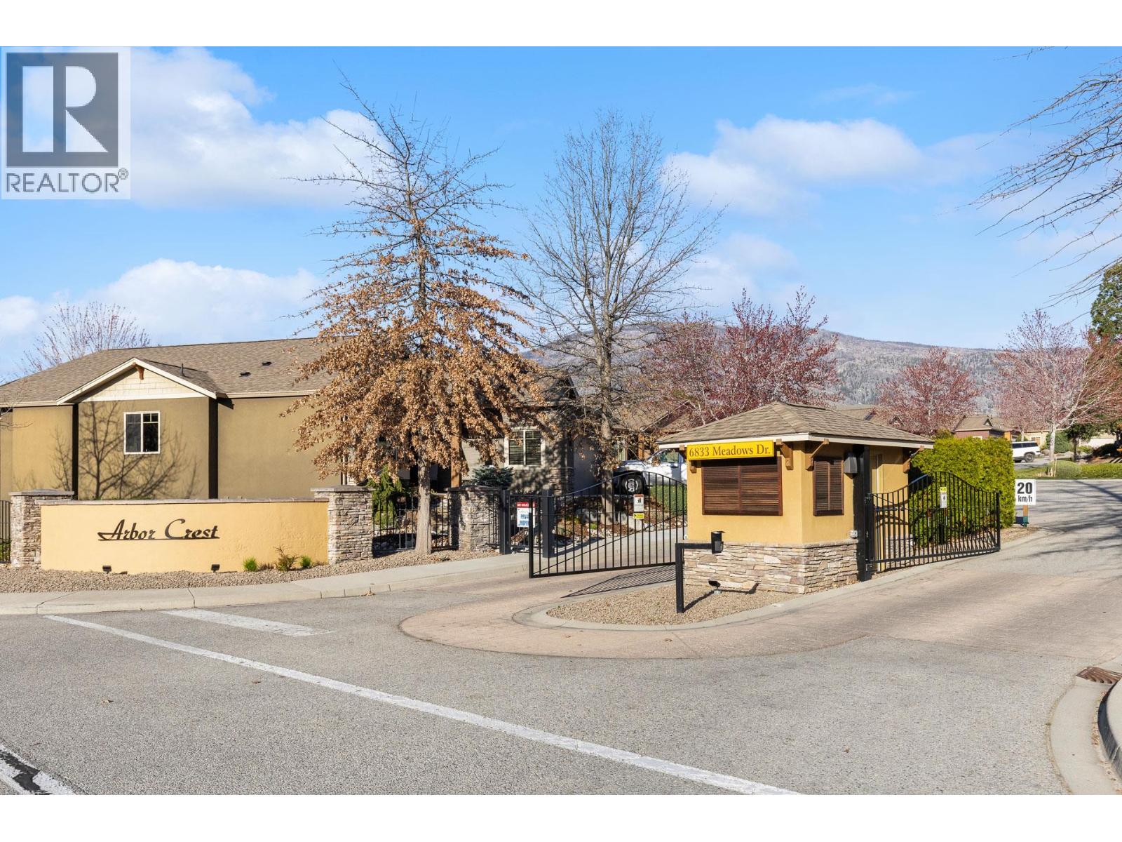 6833 MEADOWS Drive Unit# 40, Oliver