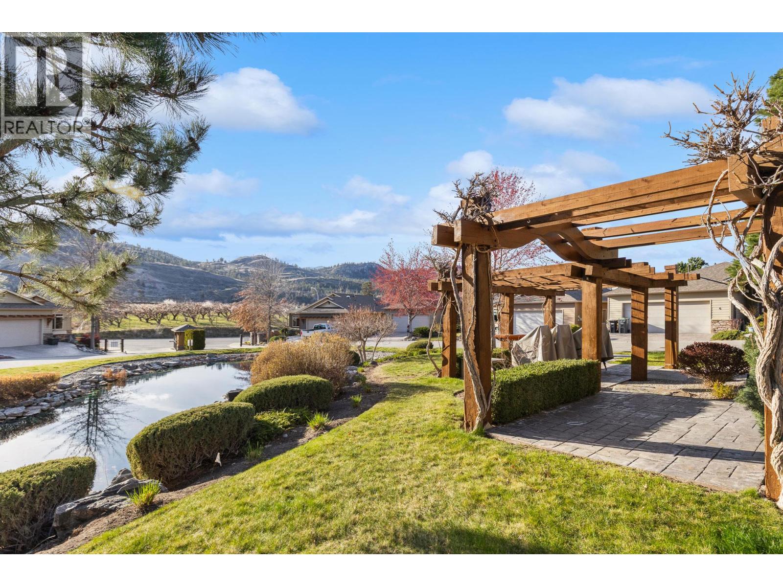 6833 MEADOWS Drive Unit# 40, Oliver