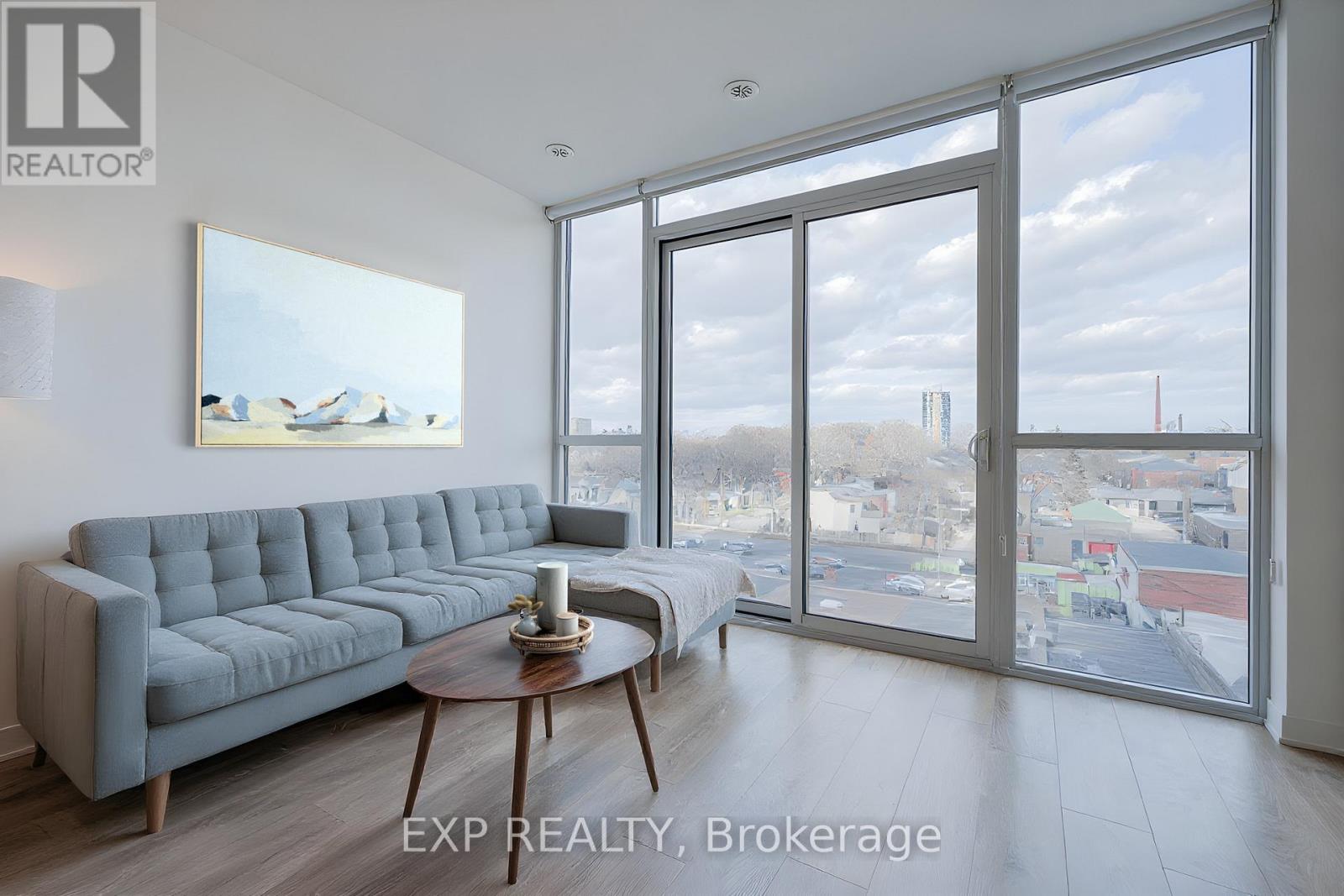 604 - 899 QUEEN STREET E