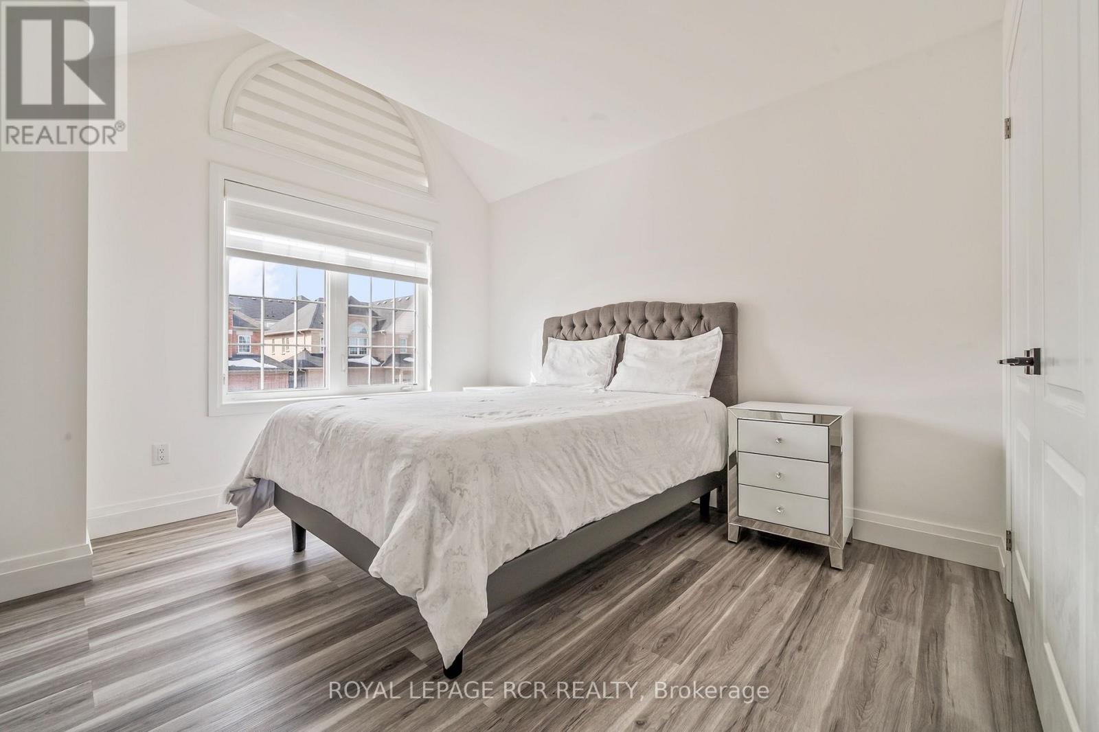 7 PAISLEY WAY - 33