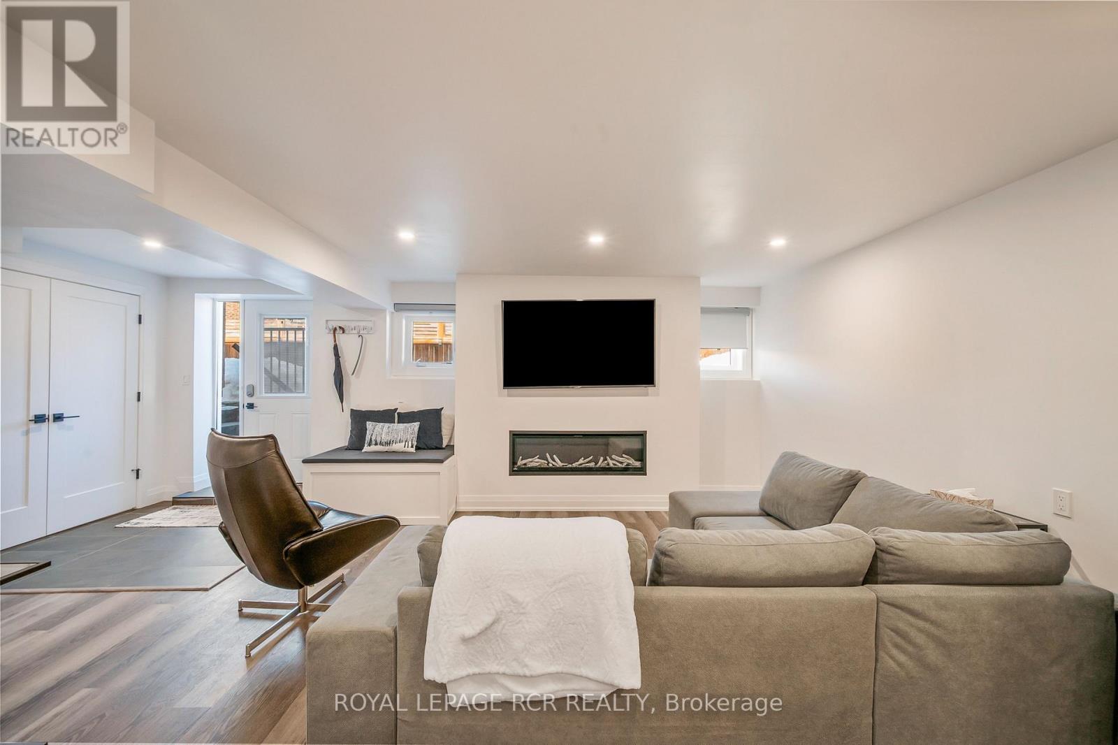 7 PAISLEY WAY - 41
