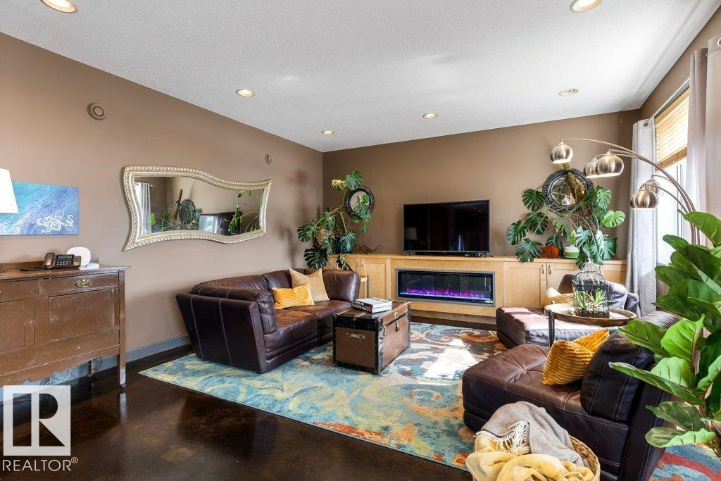 3335 32 AV NW, Edmonton