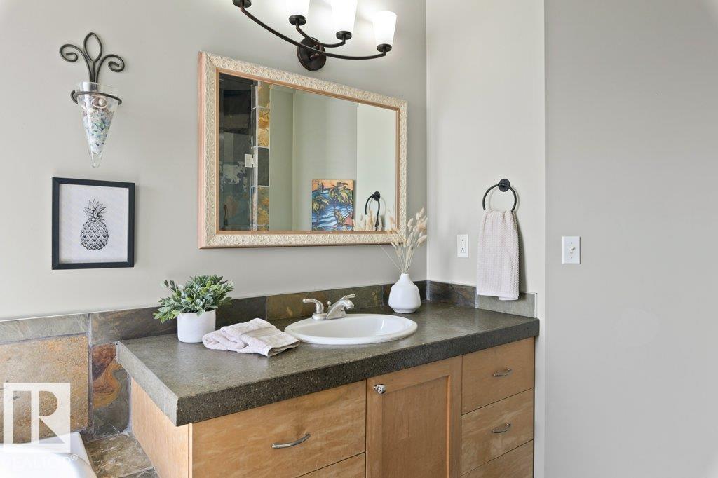 3335 32 AV NW, Edmonton