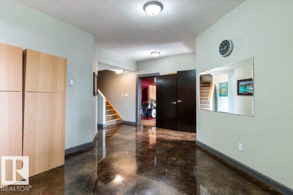 3335 32 AV NW, Edmonton