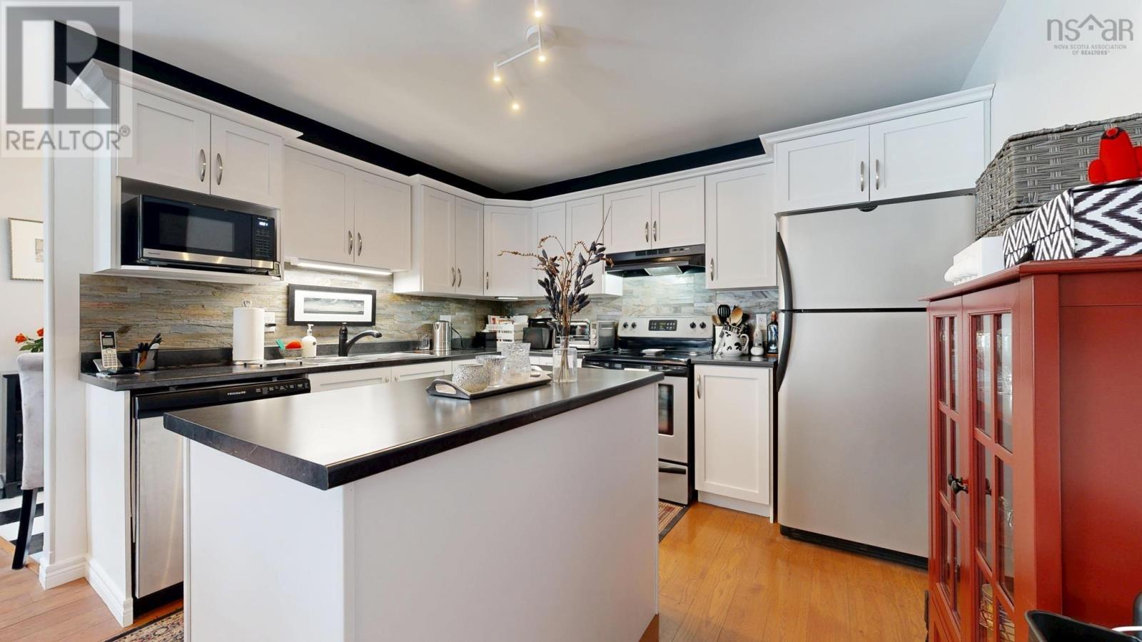 27 WHIDDEN AVENUE - 16