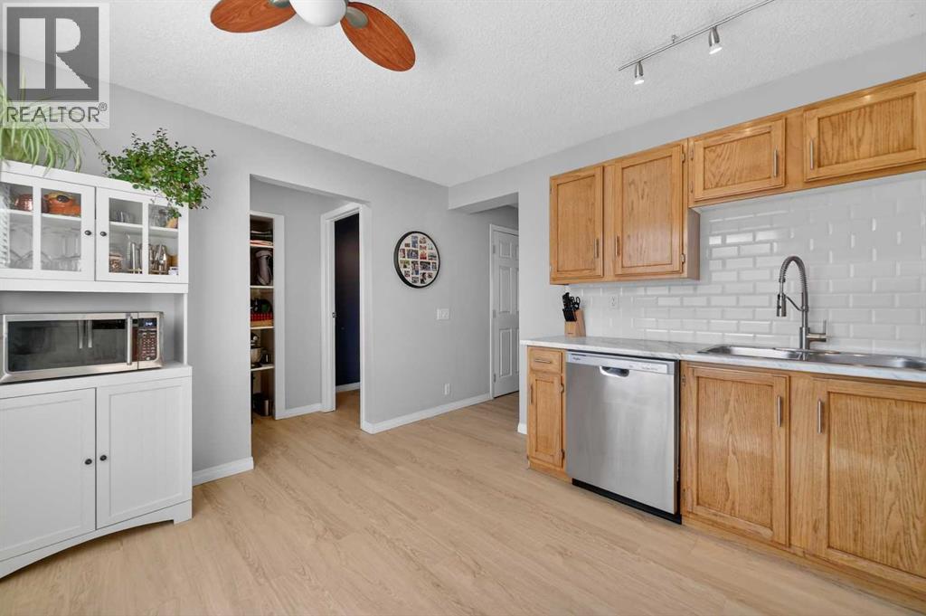 Single Family House for Sale in  Queen Anne Close SE Queensland Calgary 