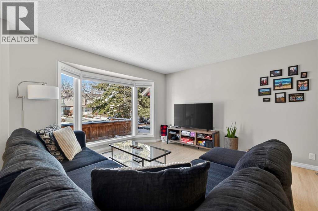 Single Family House for Sale in  Queen Anne Close SE Queensland Calgary 