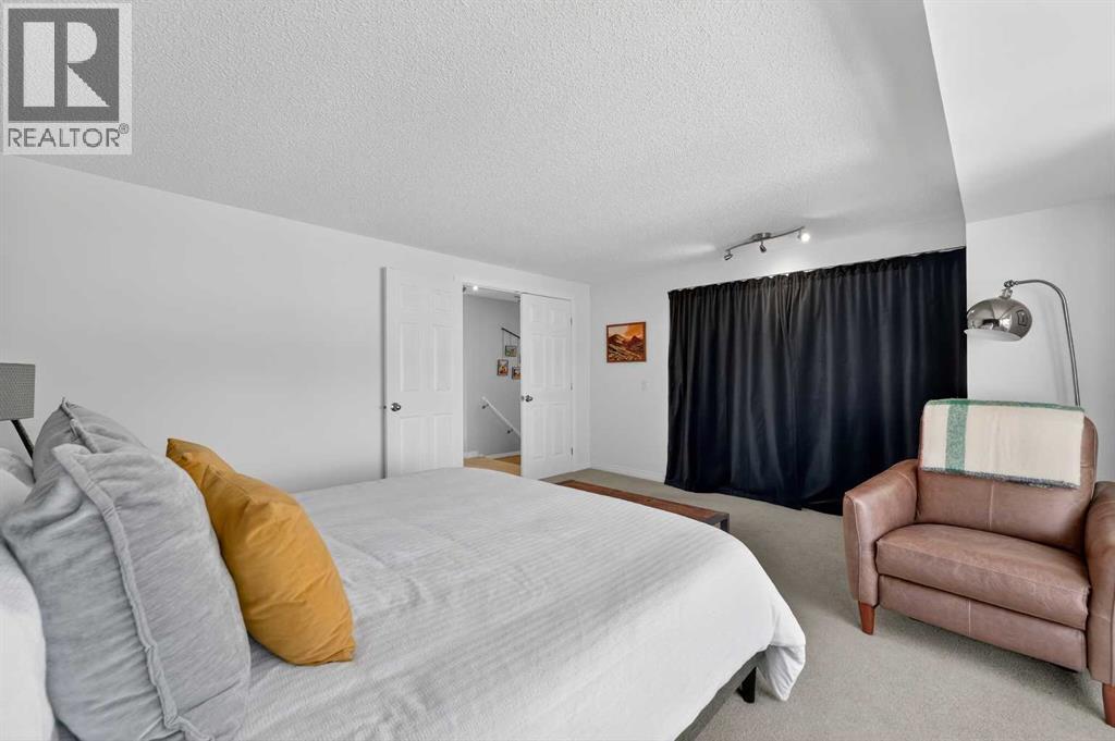 Single Family House for Sale in  Queen Anne Close SE Queensland Calgary 