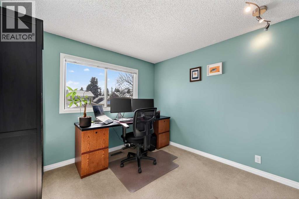 Single Family House for Sale in  Queen Anne Close SE Queensland Calgary 