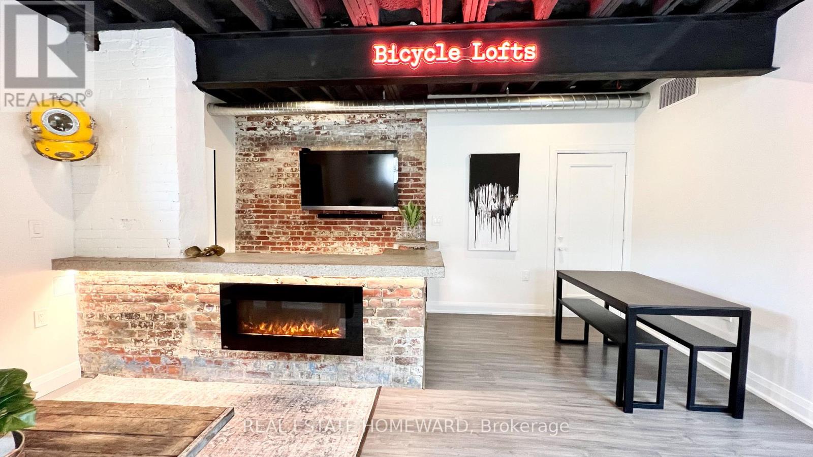 1233 DUNDAS STREET E