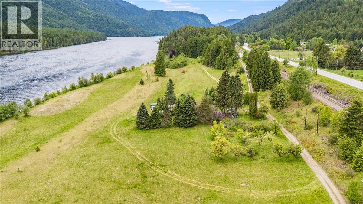 1864 Highway 3A, Castlegar