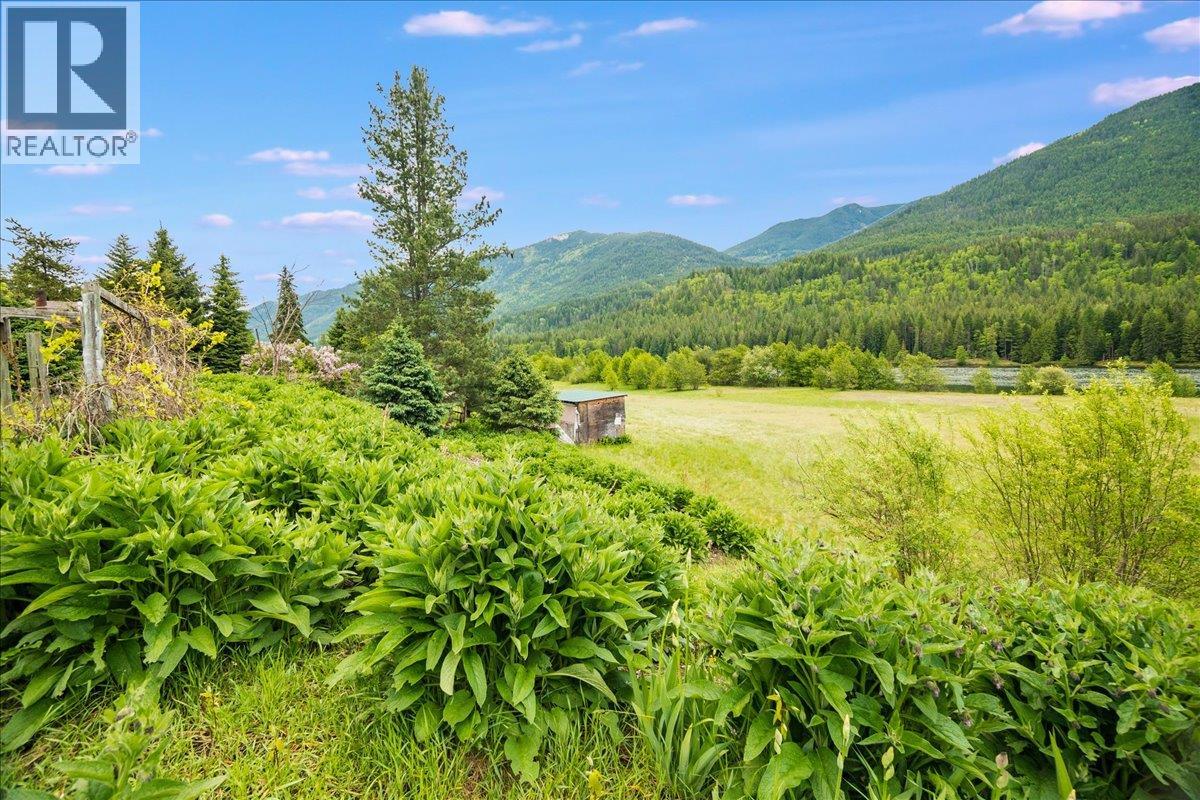 1864 Highway 3A, Castlegar