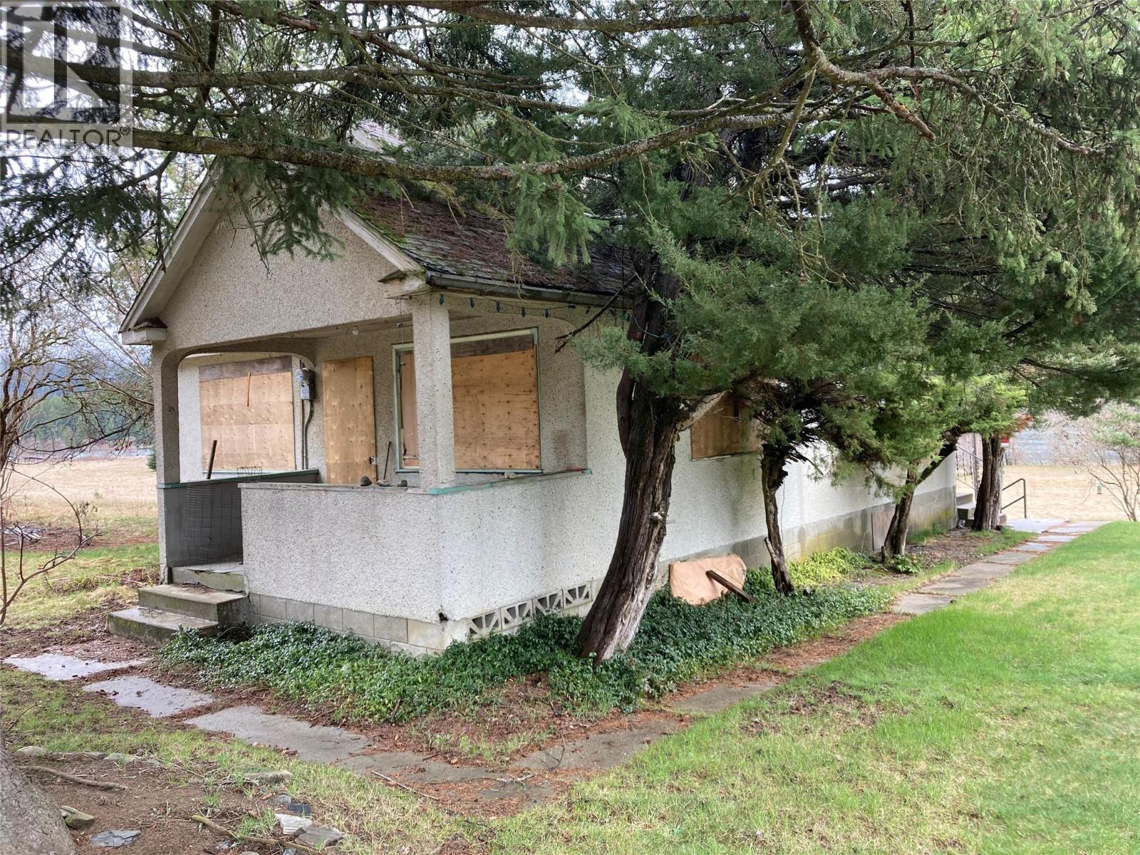 1864 Highway 3A, Castlegar