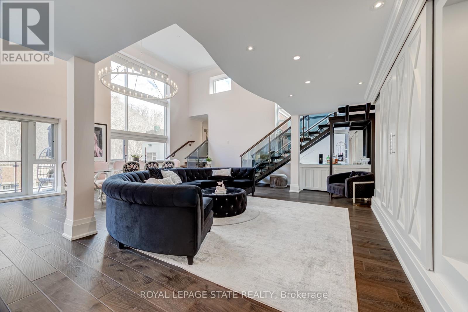#215 397 KING STREET W - 19