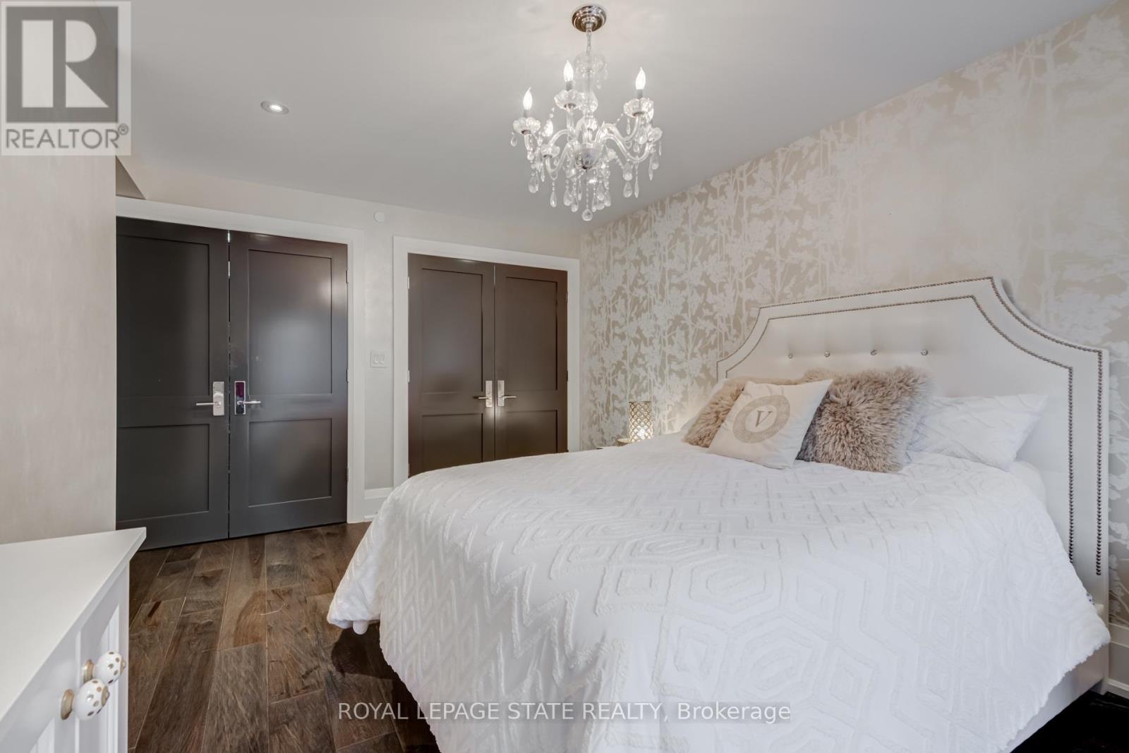 #215 397 KING STREET W - 33