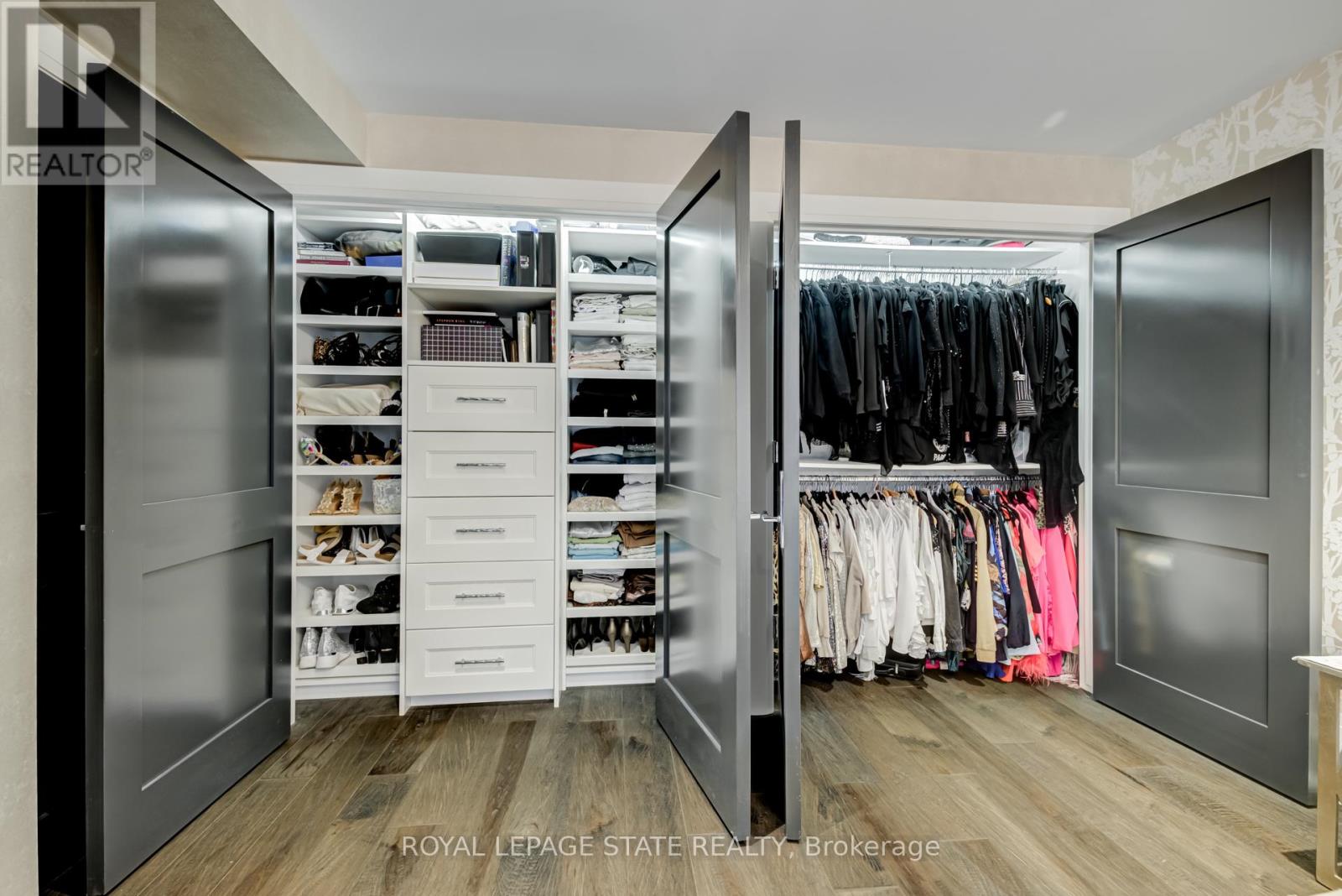 #215 397 KING STREET W - 34