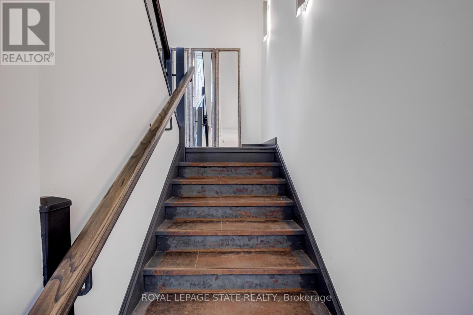 #215 397 KING STREET W - 6