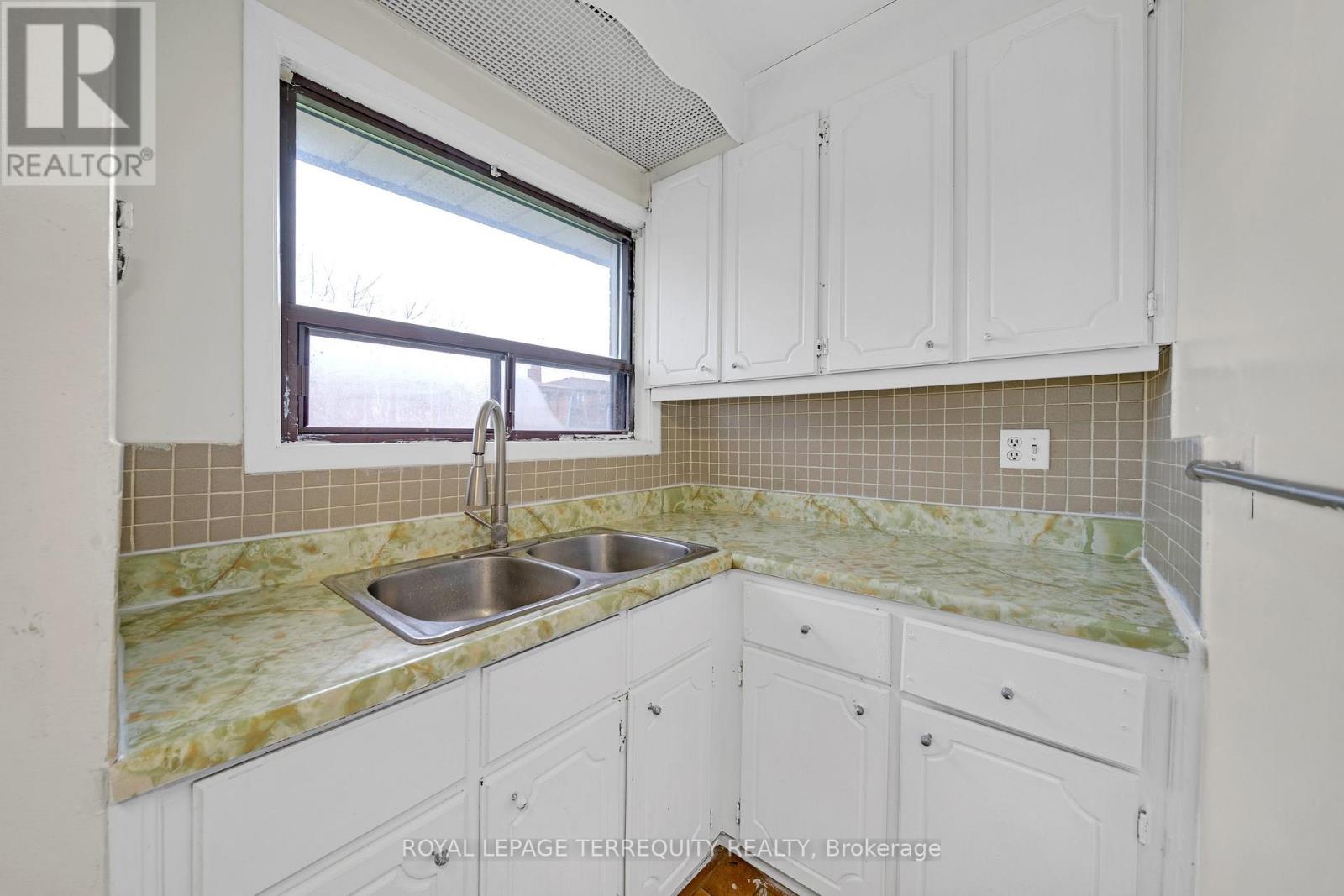 34 DOWNSVIEW AVENUE - 20