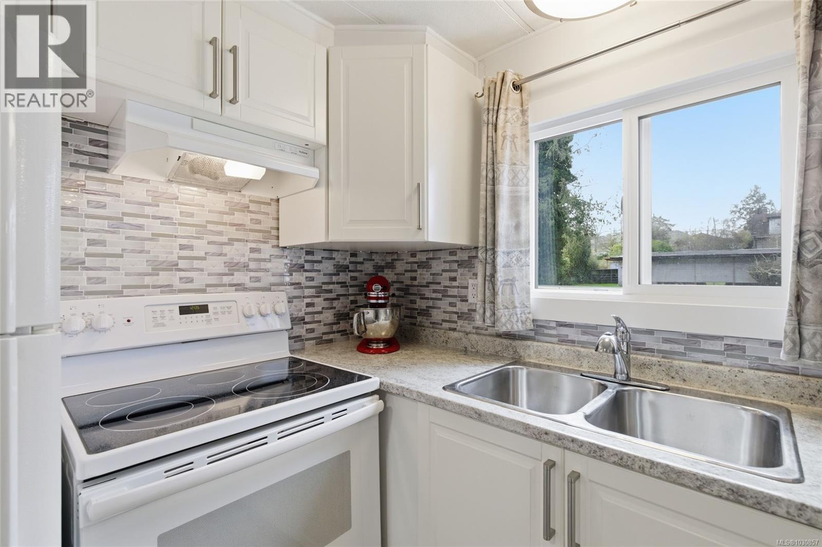 11 150 Corfield St N, Parksville