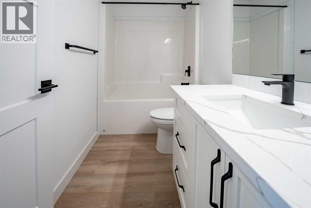 Single Family House for Sale in  Earl Close Evergreen Red Deer 