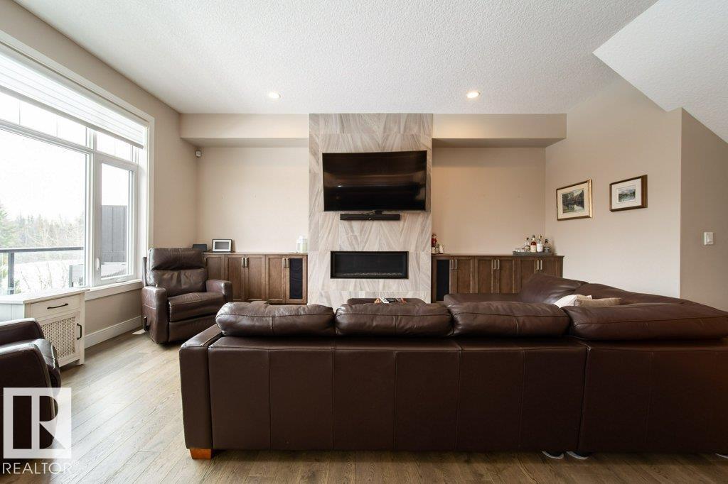 #19 20425 93 AV NW - 20