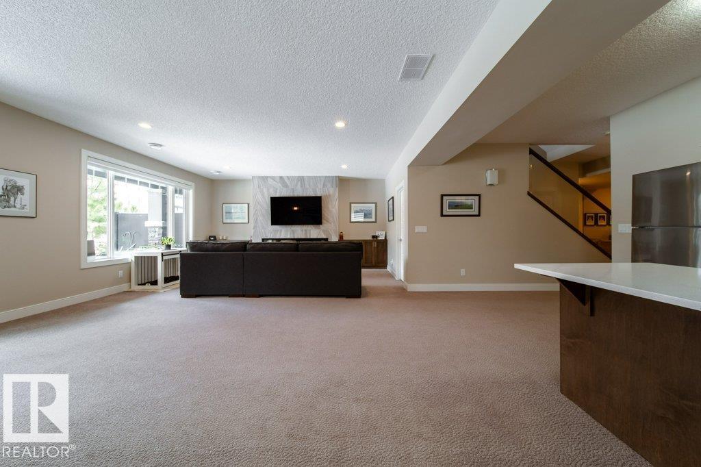 #19 20425 93 AV NW - 54