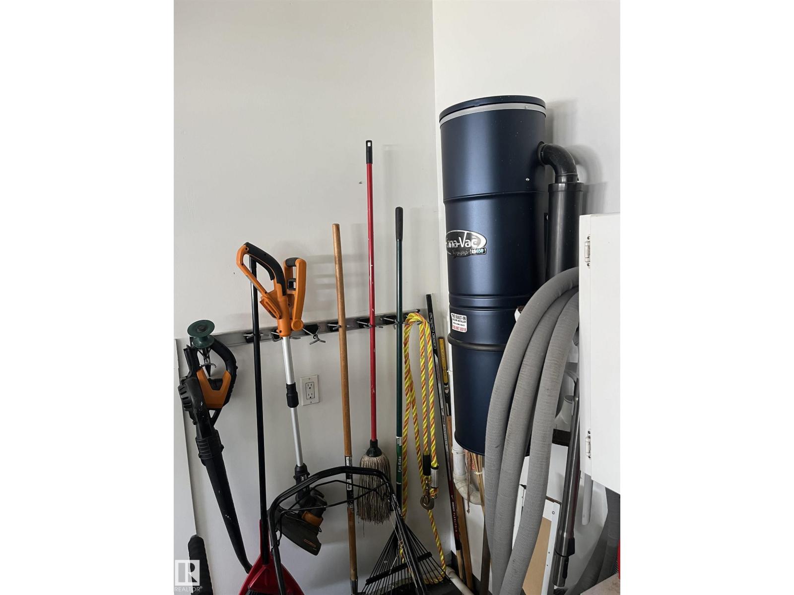 8504 216 ST NW, Edmonton