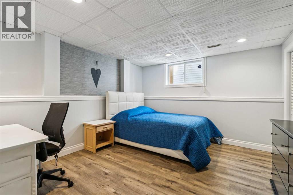 Single Family House 4 Level for Sale in  Somerset Drive SW Somerset Calgary 