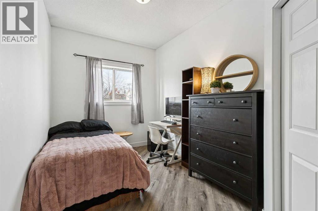 Single Family House 4 Level for Sale in  Somerset Drive SW Somerset Calgary 