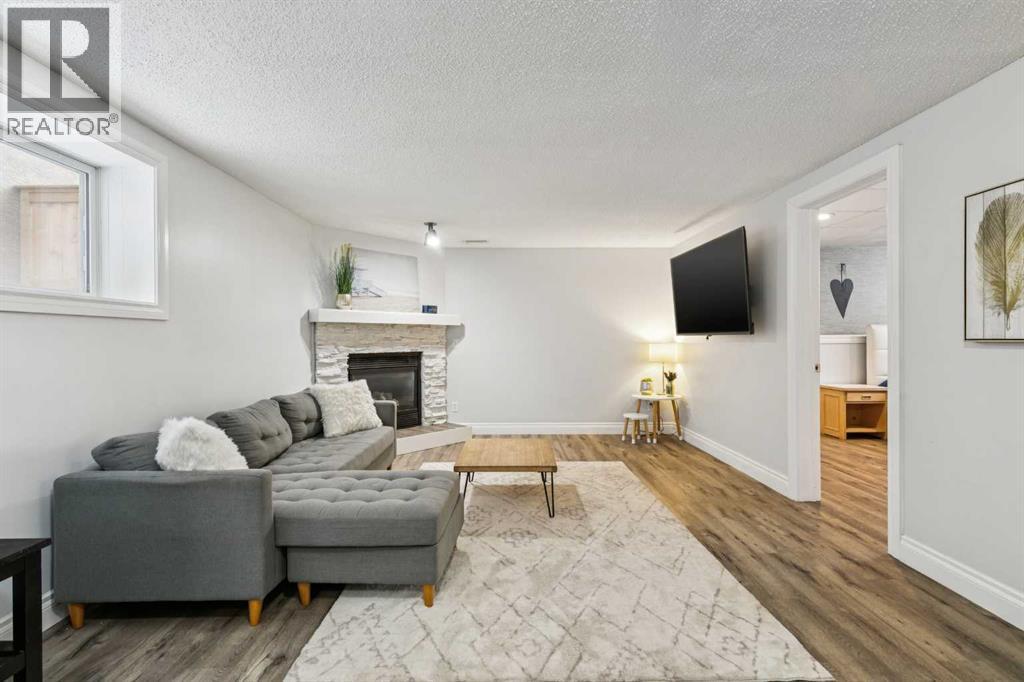 Single Family House 4 Level for Sale in  Somerset Drive SW Somerset Calgary 