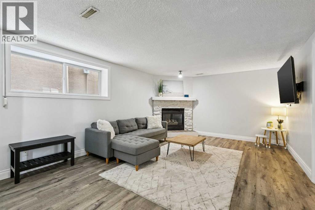 Single Family House 4 Level for Sale in  Somerset Drive SW Somerset Calgary 