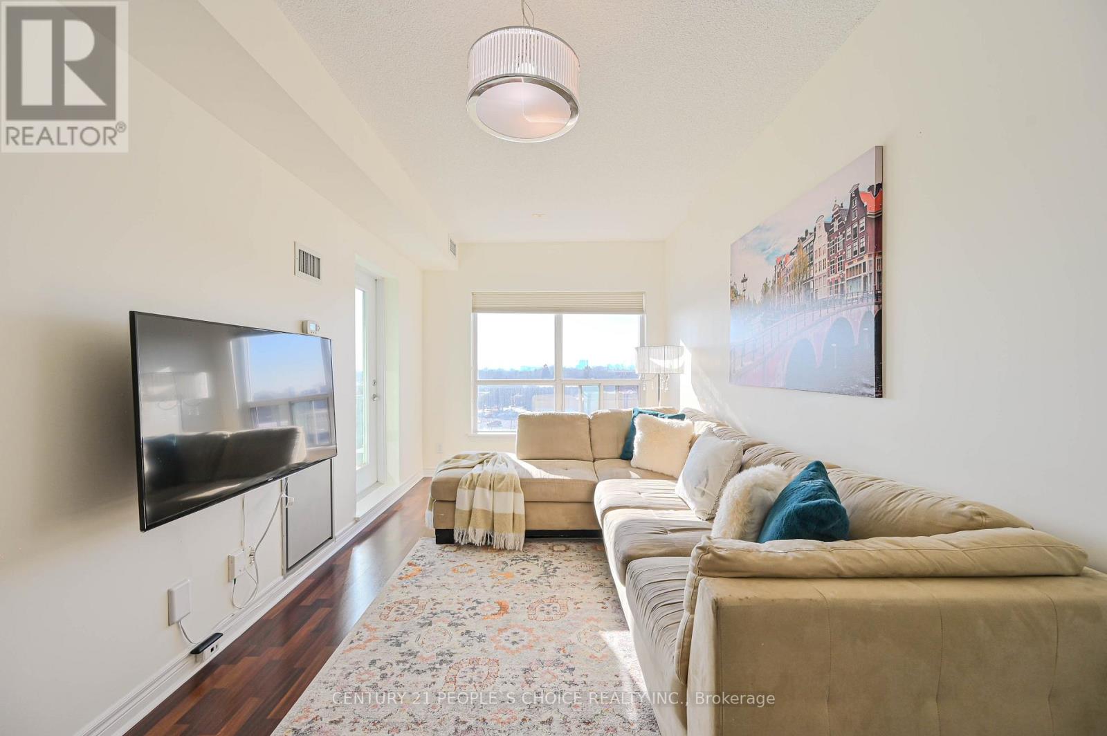 617 - 60 FAIRFAX CRESCENT