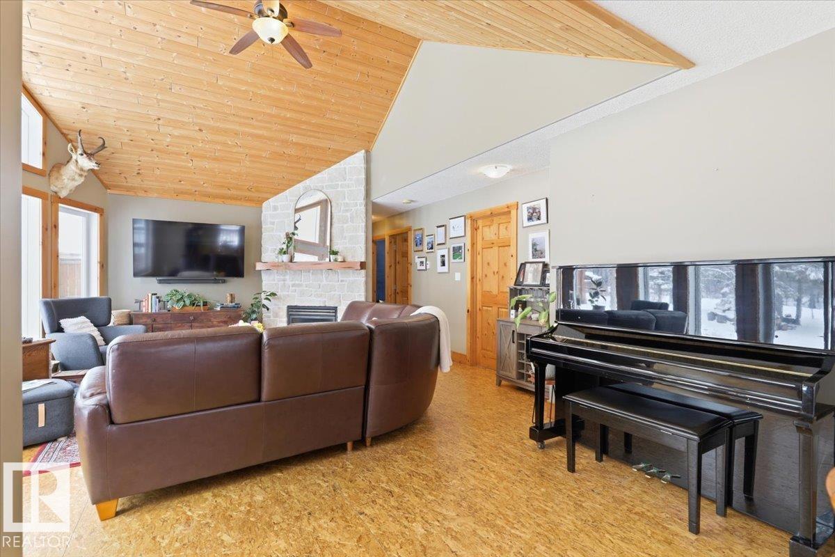 #2090 2001 TWP RD, Rural Leduc County