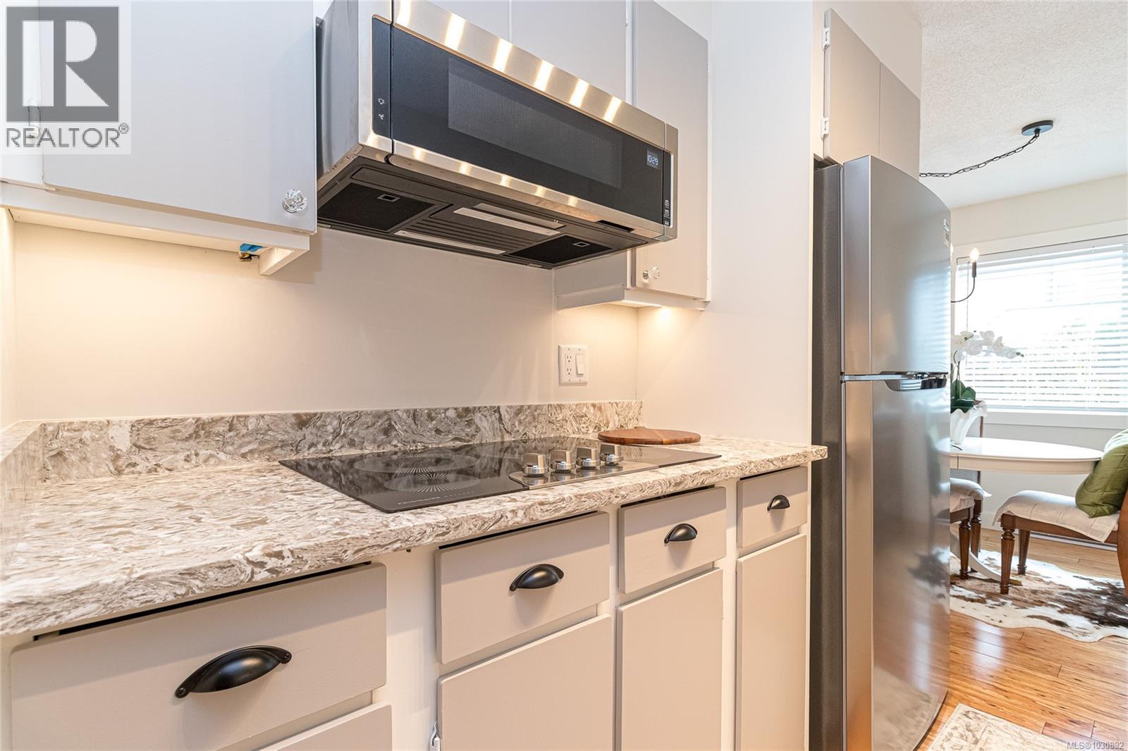 #101 2427 AMHERST AVE - 18