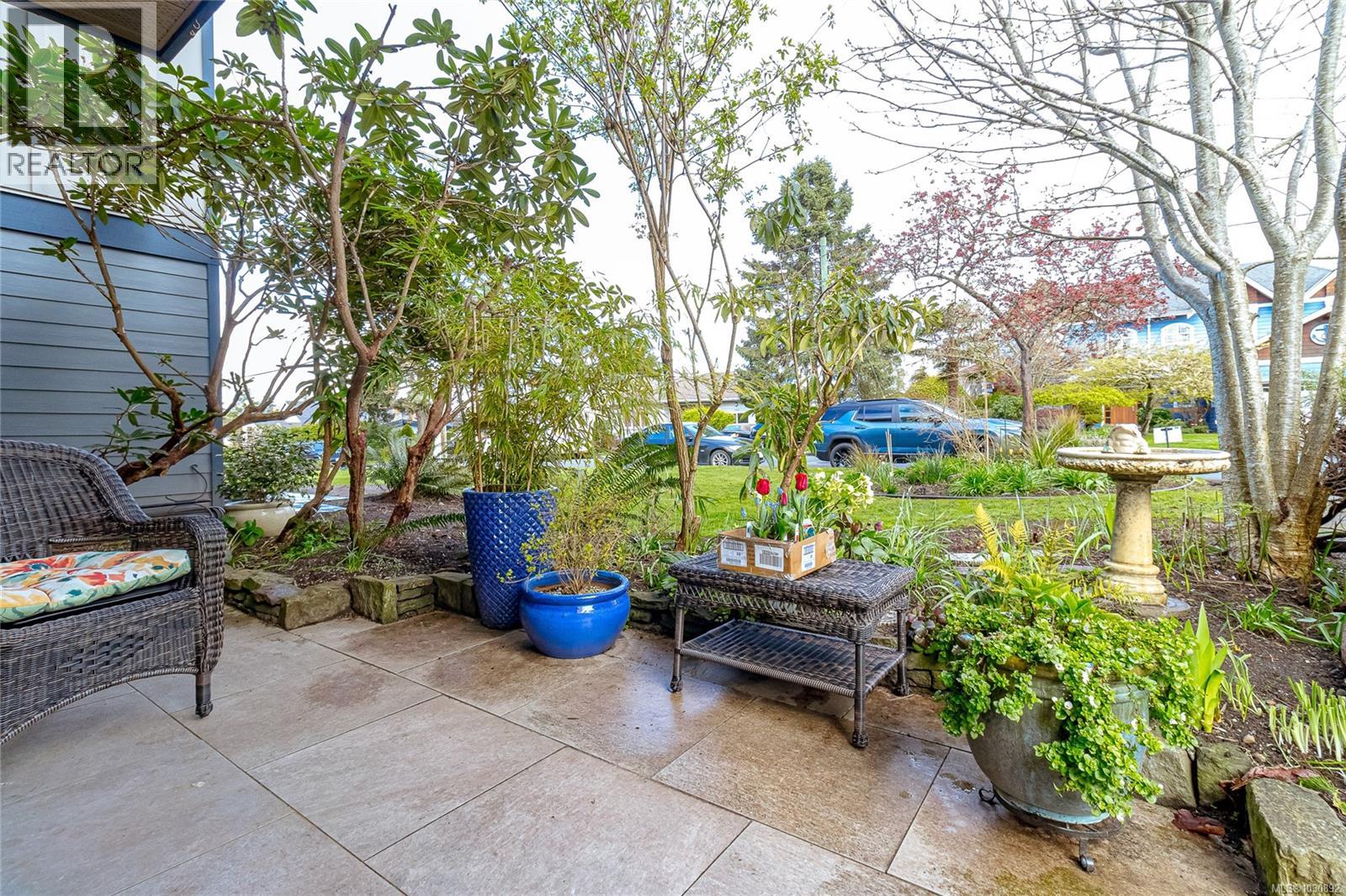 #101 2427 AMHERST AVE - 26