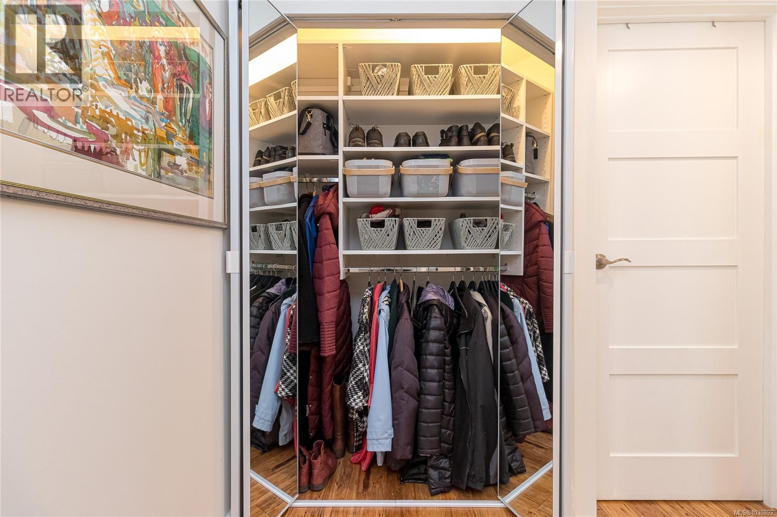 #101 2427 AMHERST AVE - 7