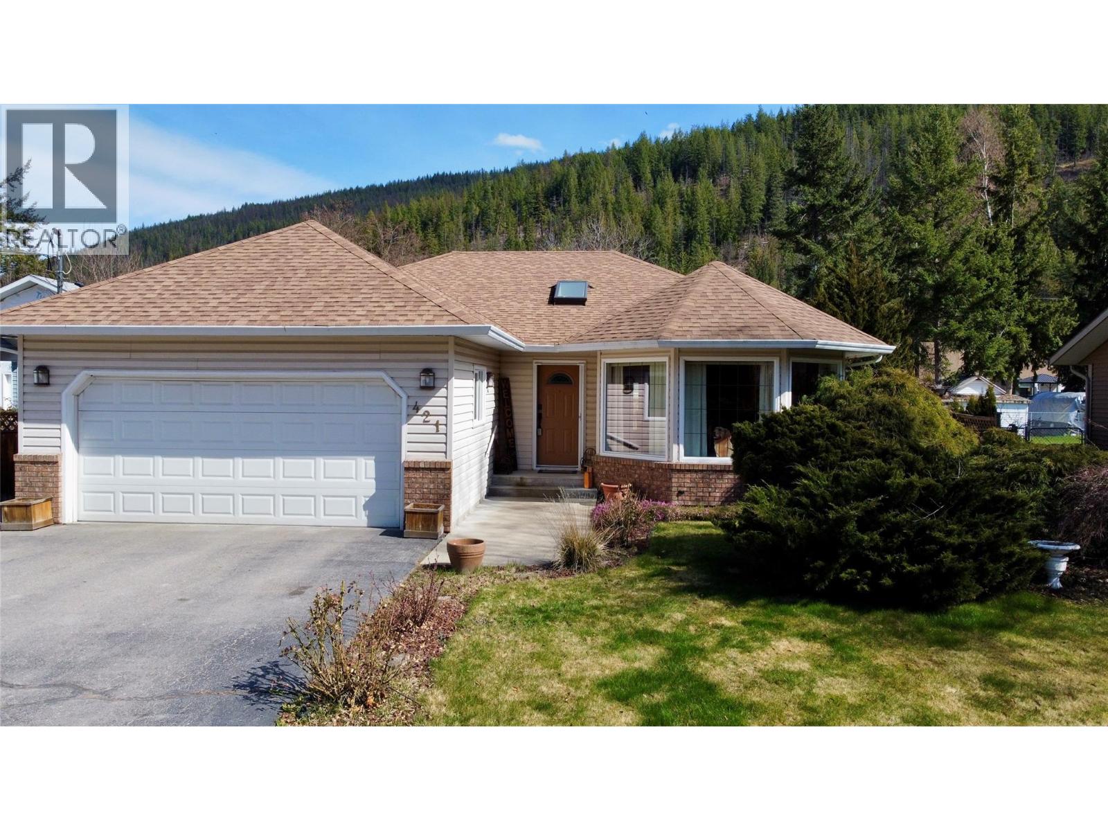 421 Oak Avenue, Sicamous