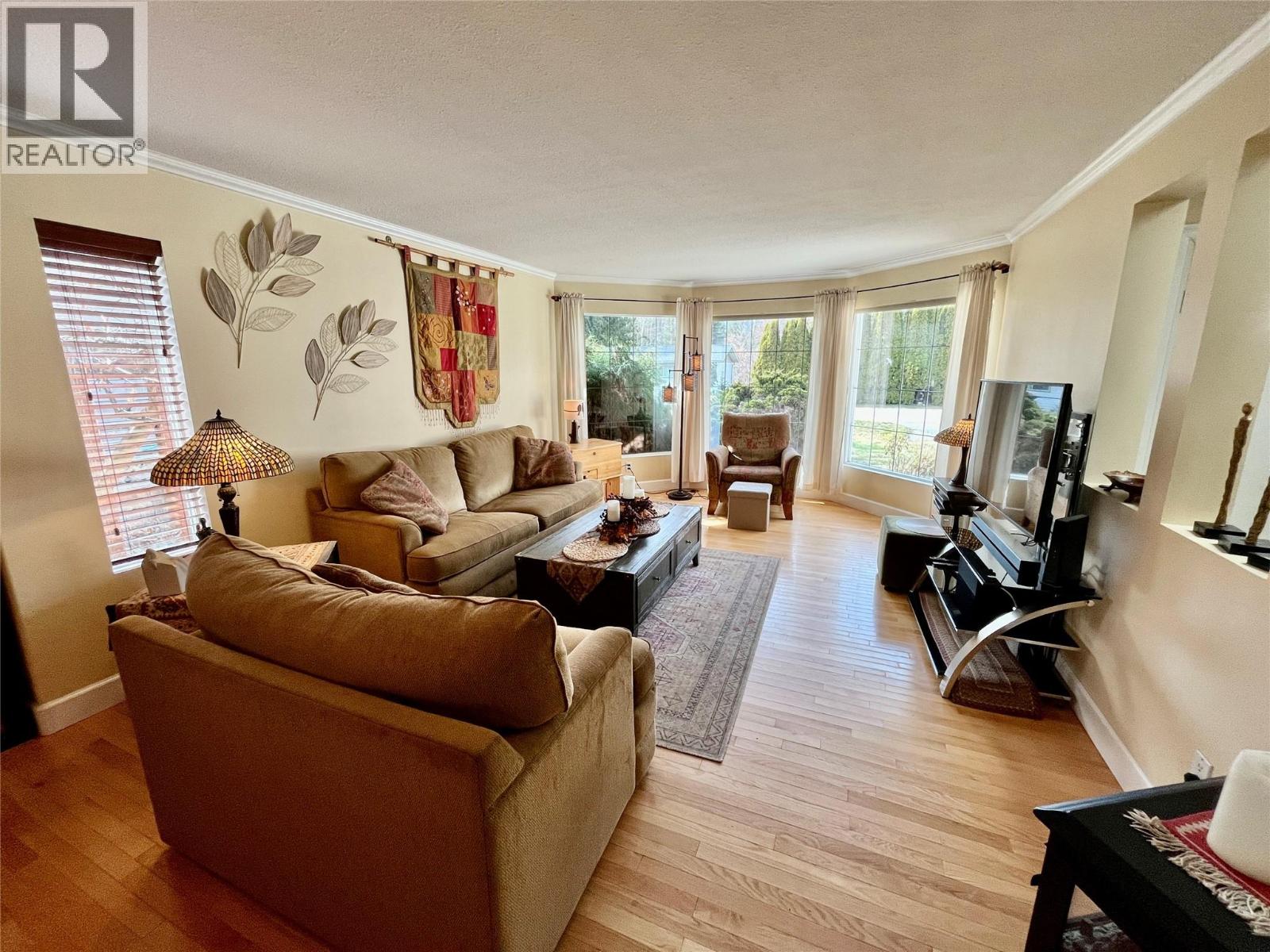 421 Oak Avenue, Sicamous