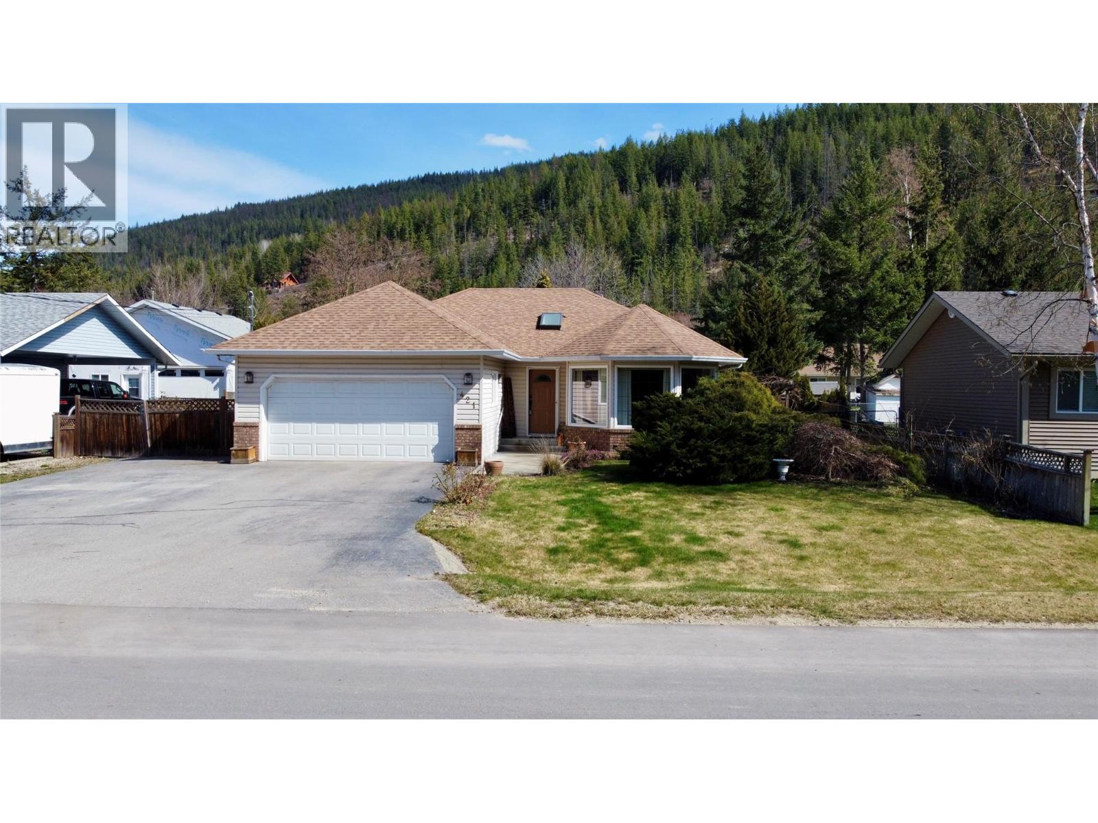 421 Oak Avenue, Sicamous