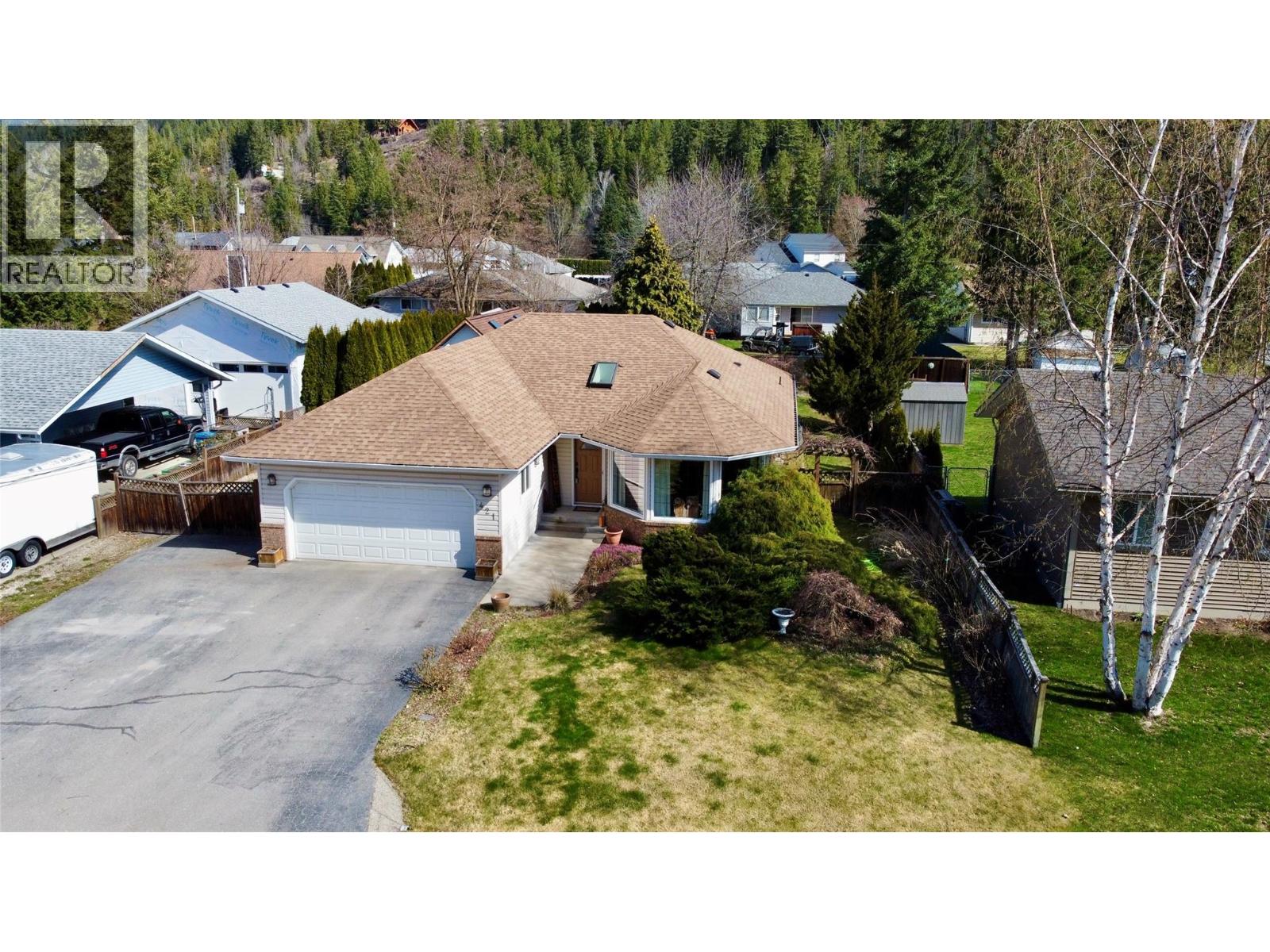 421 Oak Avenue, Sicamous