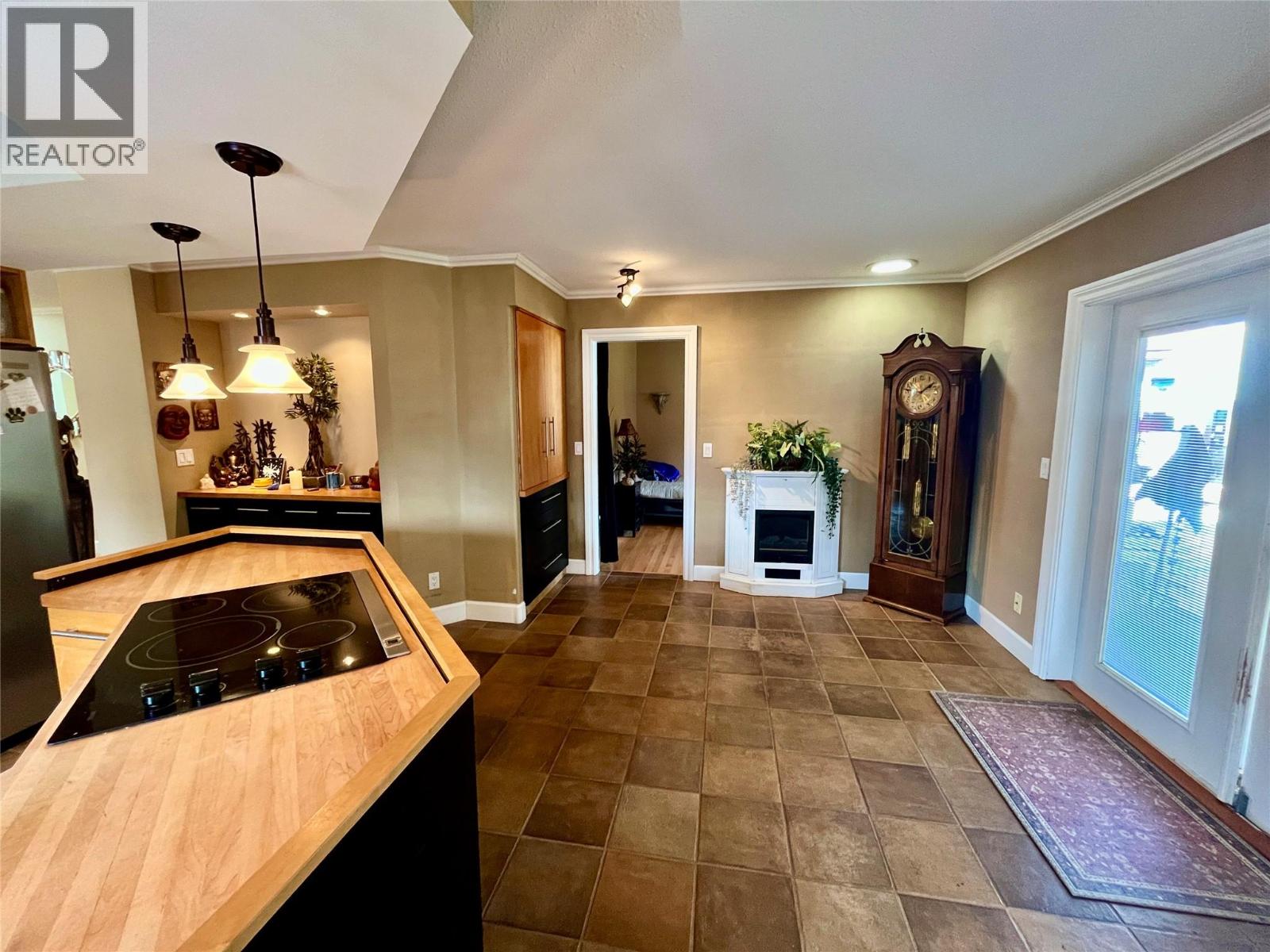 421 Oak Avenue, Sicamous