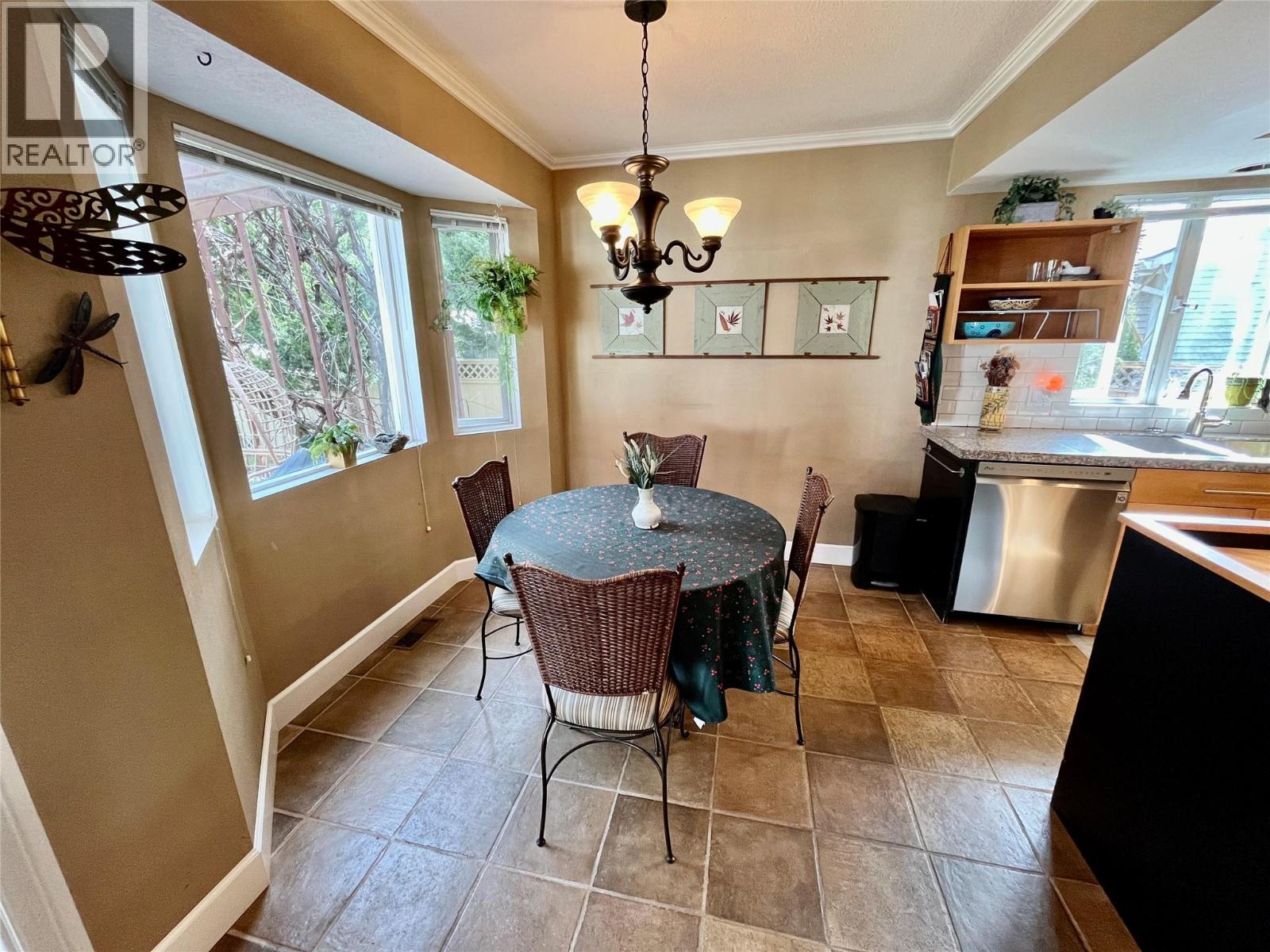 421 Oak Avenue, Sicamous