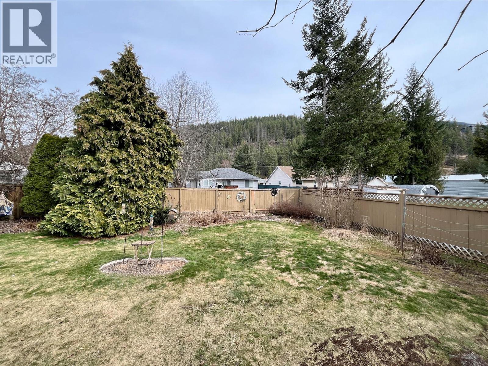 421 Oak Avenue, Sicamous