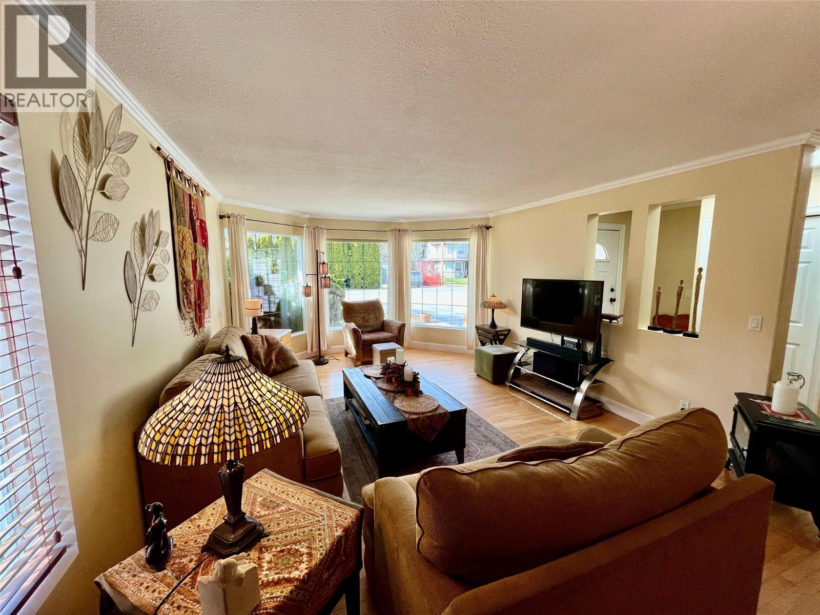 421 Oak Avenue, Sicamous