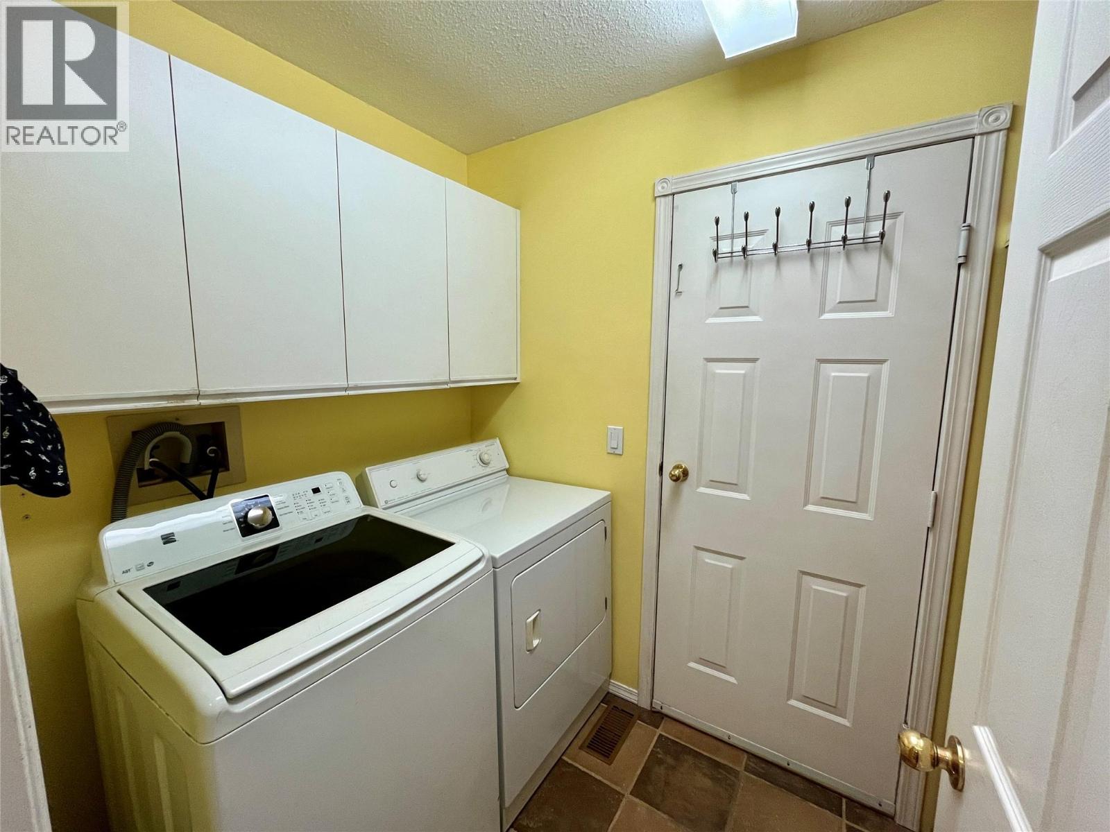 421 Oak Avenue, Sicamous