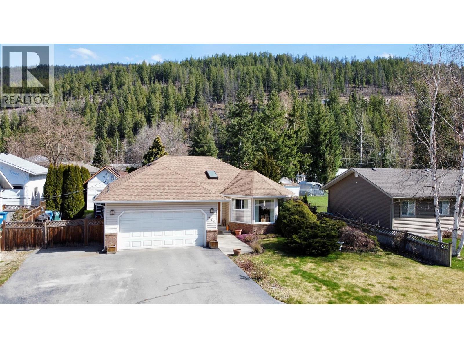 421 Oak Avenue, Sicamous