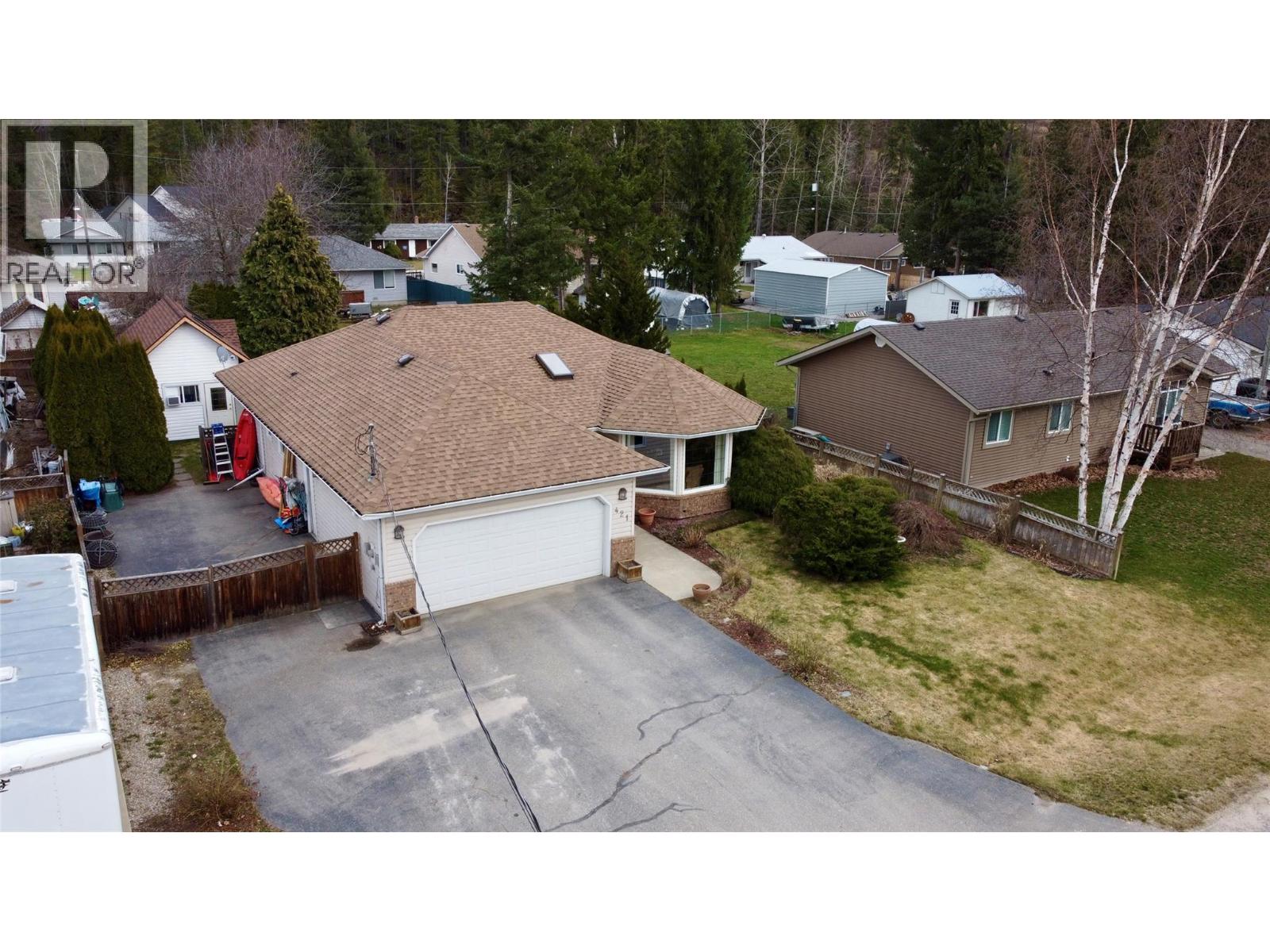 421 Oak Avenue, Sicamous