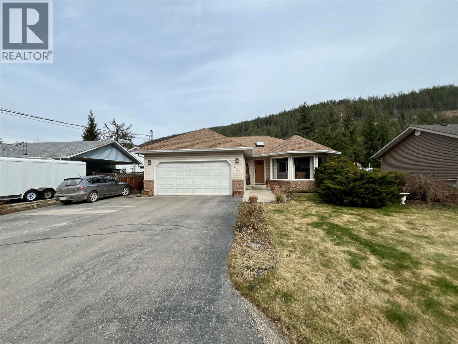 421 Oak Avenue, Sicamous