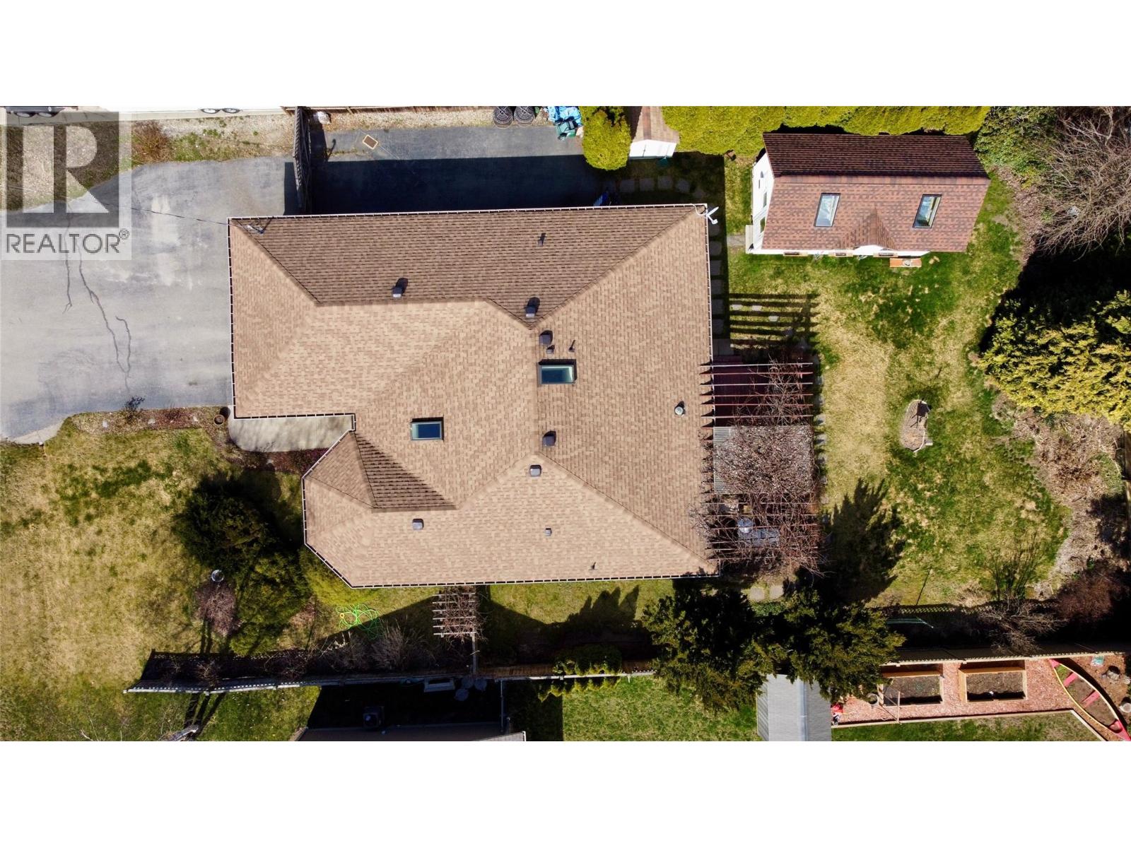 421 Oak Avenue, Sicamous