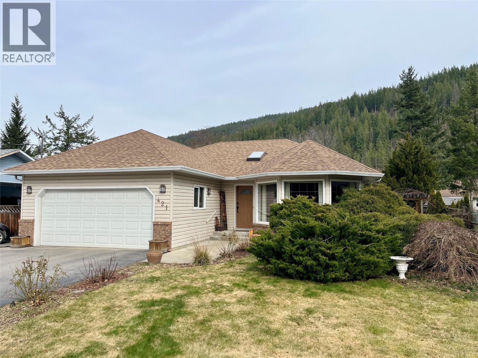 421 Oak Avenue, Sicamous